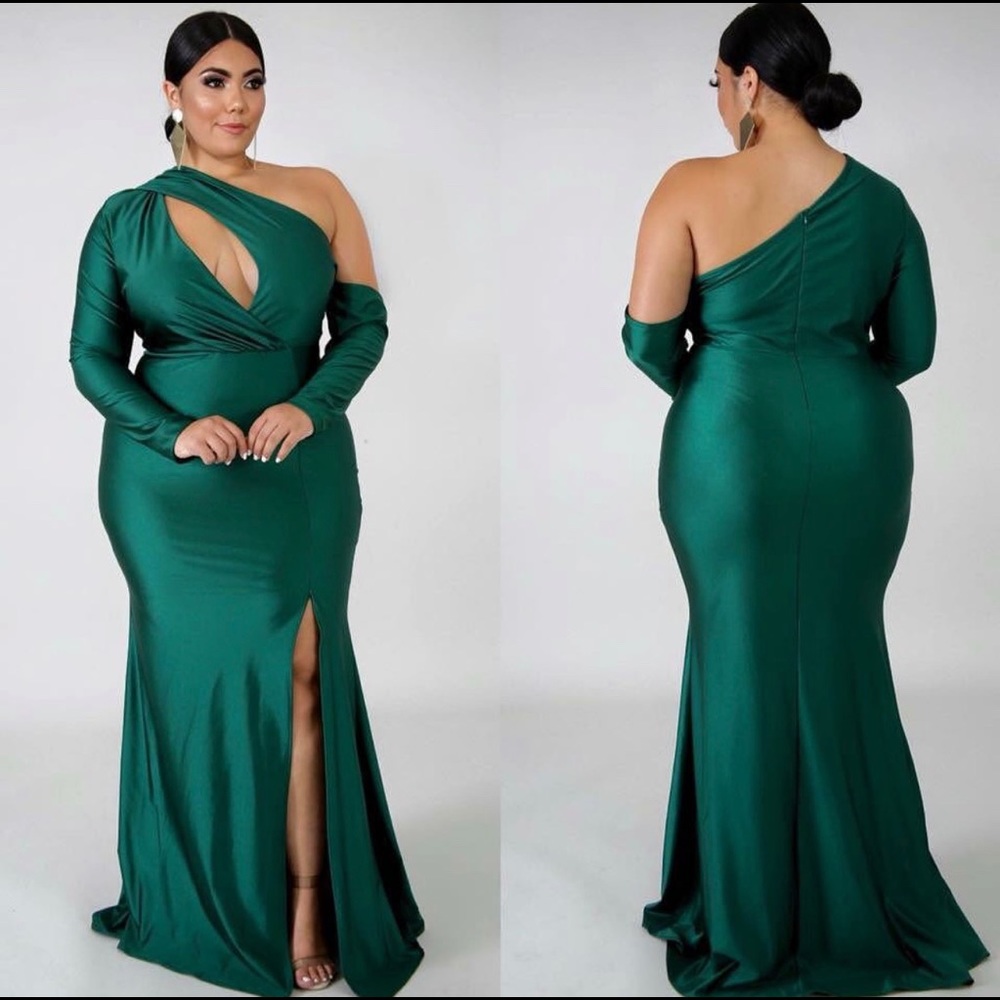 Emerald green floor length dress😍